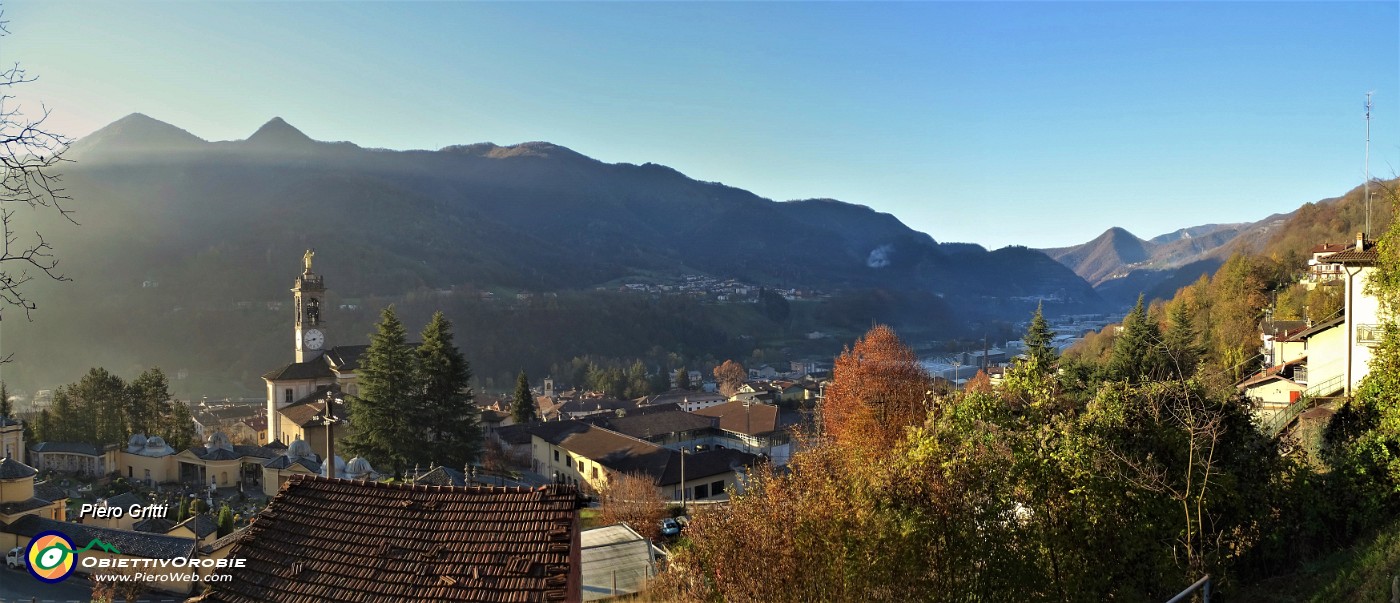 14 Vista panoramica su Zogno mentre sorge il sole ad illuminare la valle.jpg